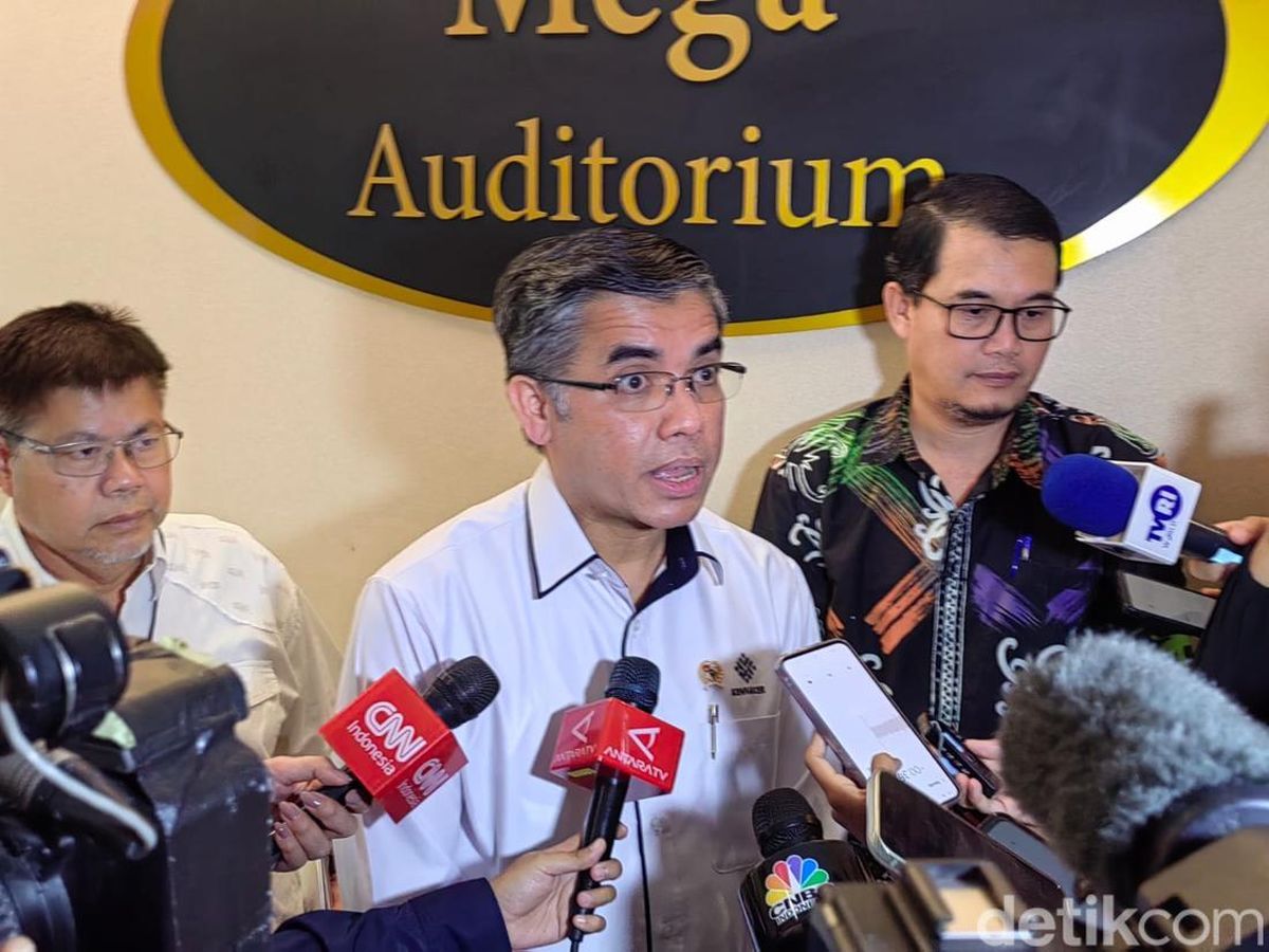 Menaker Targetkan Aturan Kenaikan UMP 2025 Terbit Esok Rabu